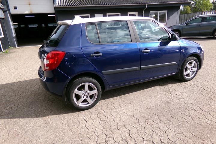 Blå Skoda Fabia fra 2007