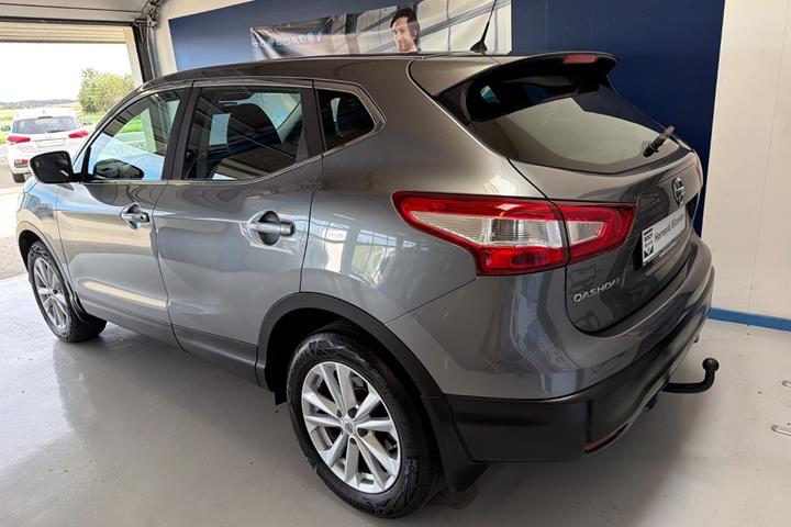 Grå Nissan Qashqai fra 2014