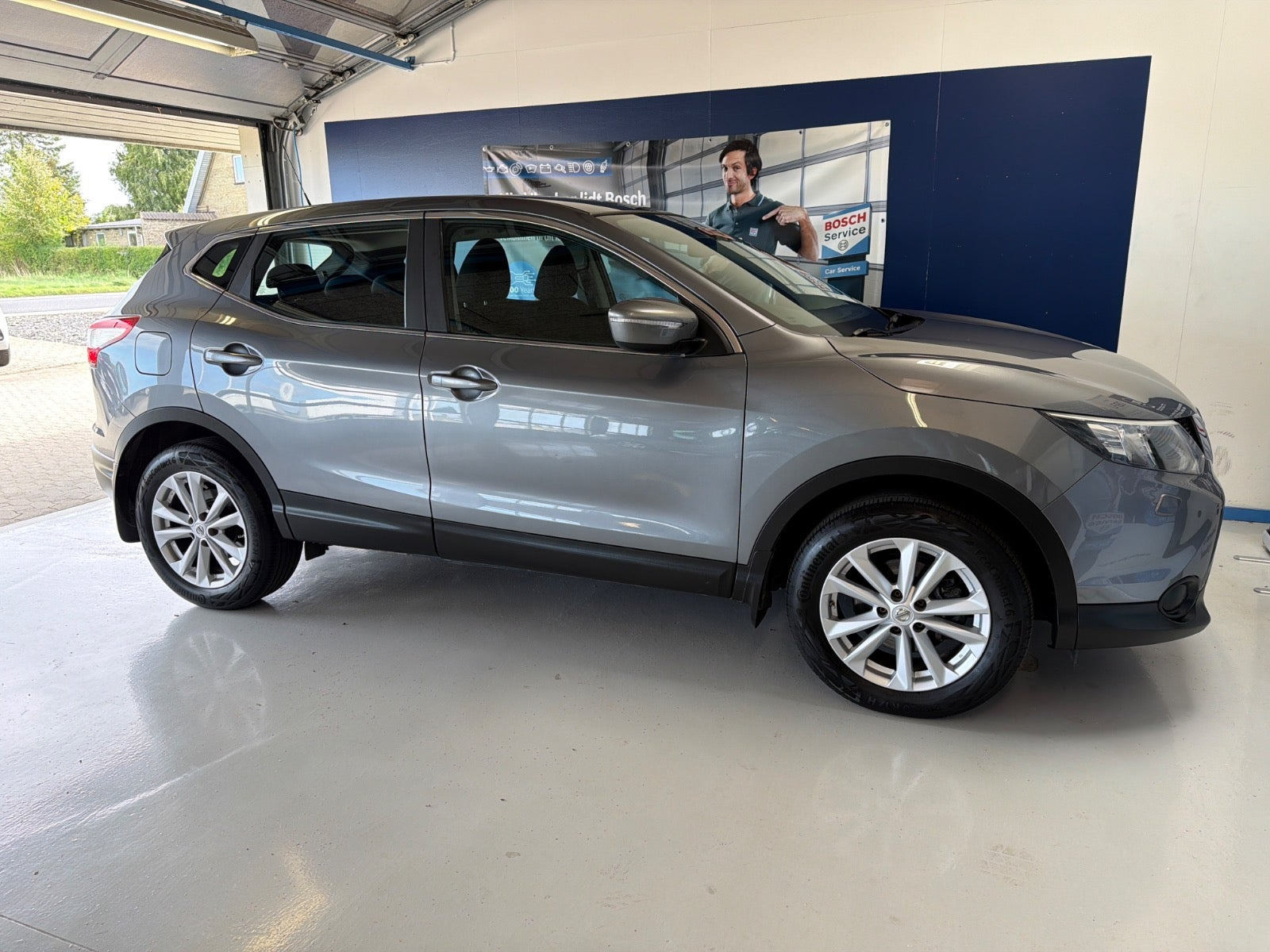 Grå Nissan Qashqai fra 2014