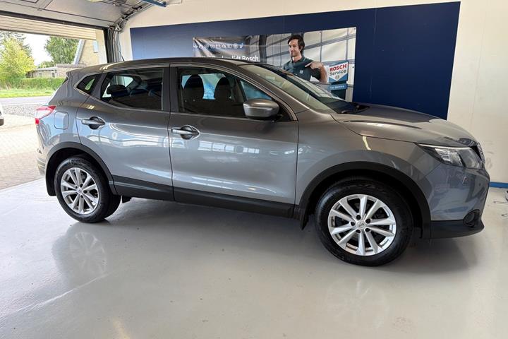 Grå Nissan Qashqai fra 2014