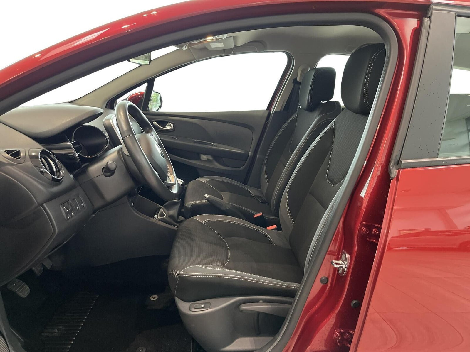 Rød Renault Clio IV fra 2016