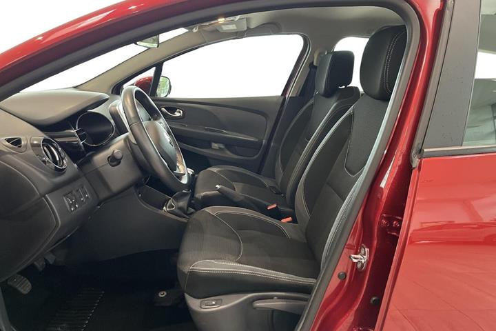 Rød Renault Clio IV fra 2016