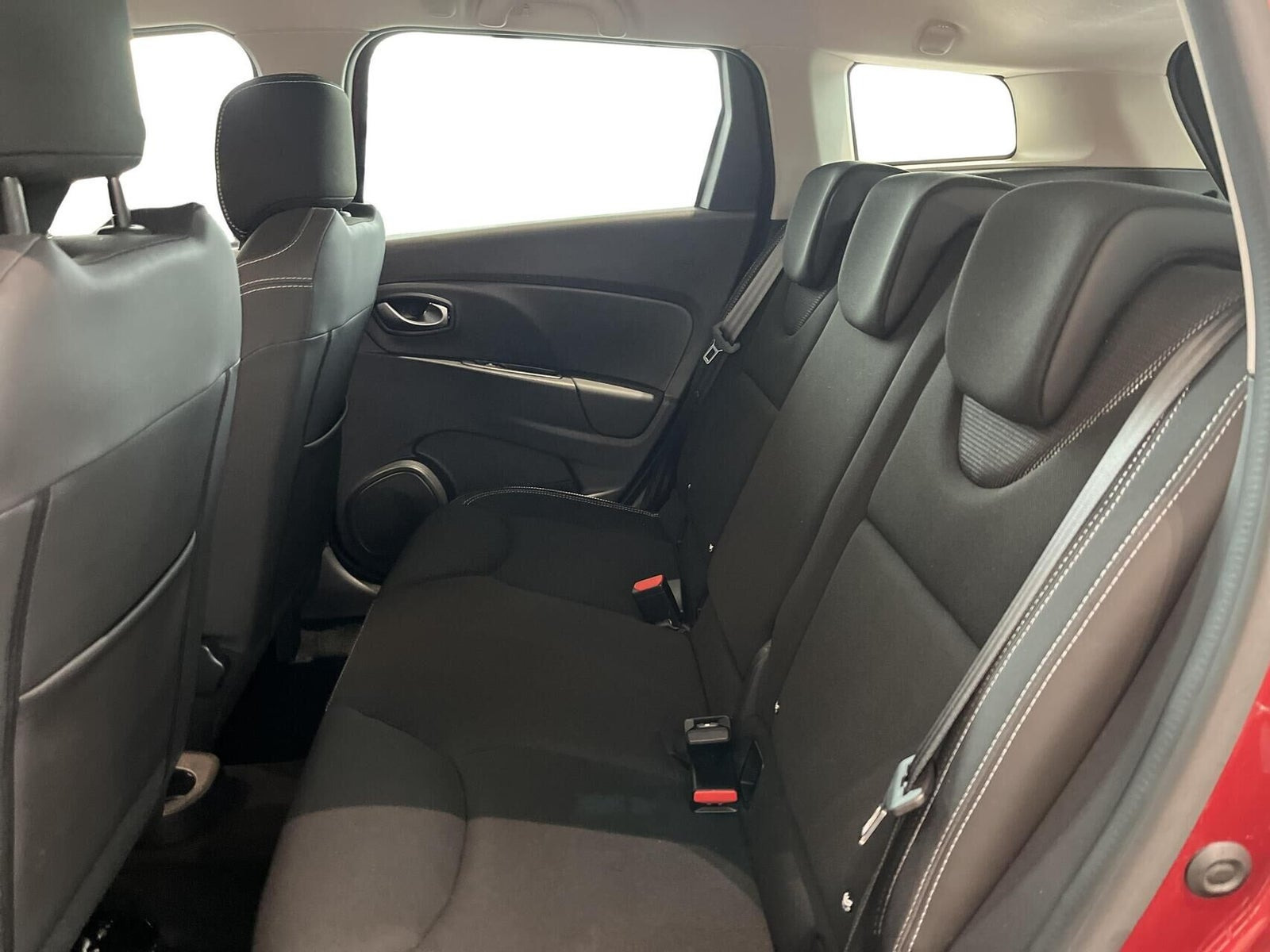 Rød Renault Clio IV fra 2016