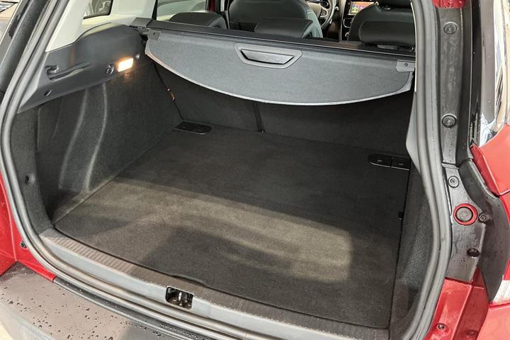 Rød Renault Clio IV fra 2016