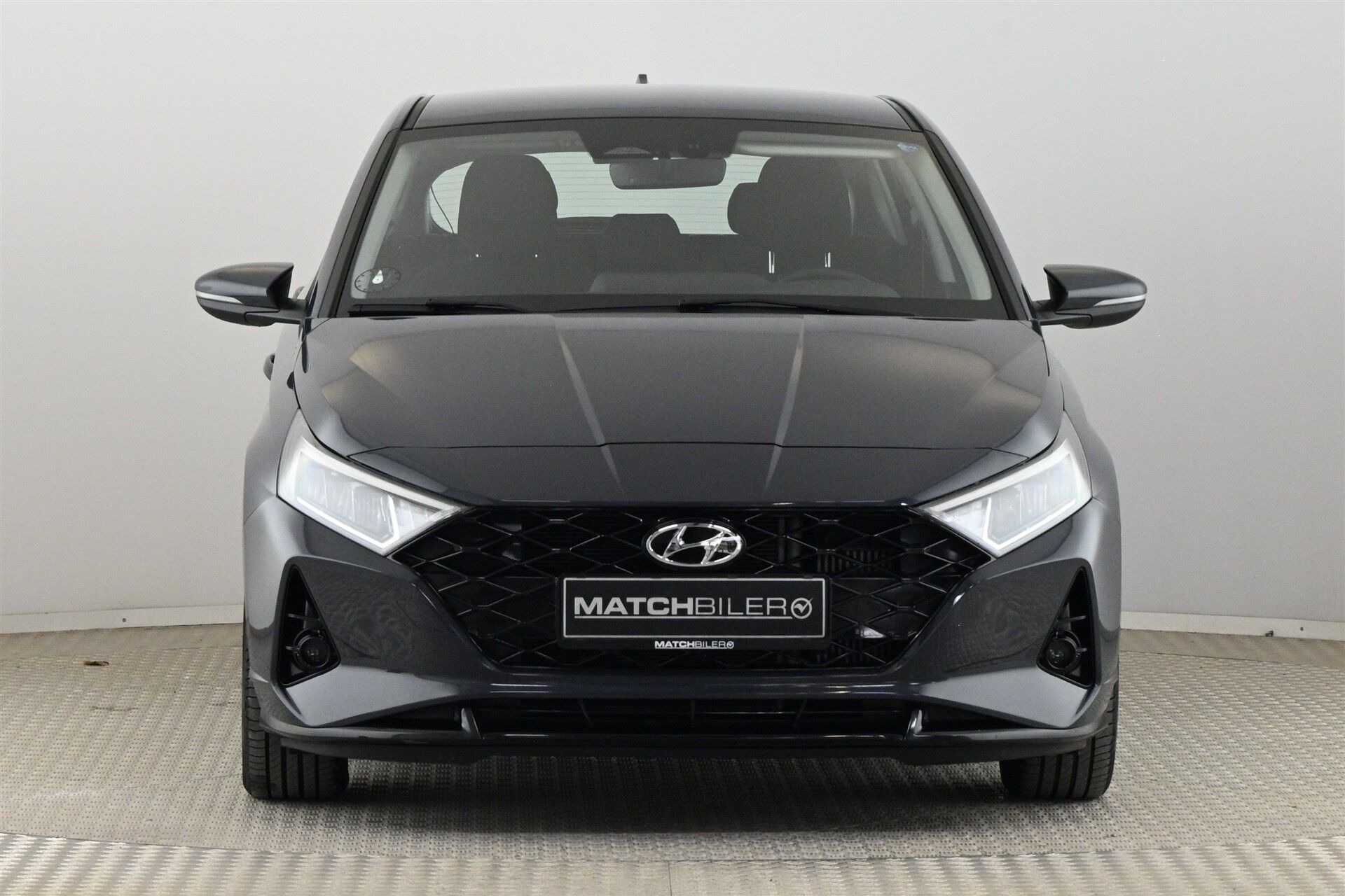 Grå Hyundai i20 fra 2023