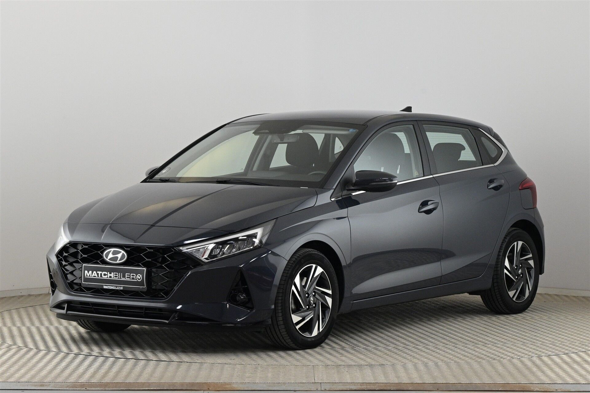 Grå Hyundai i20 fra 2023
