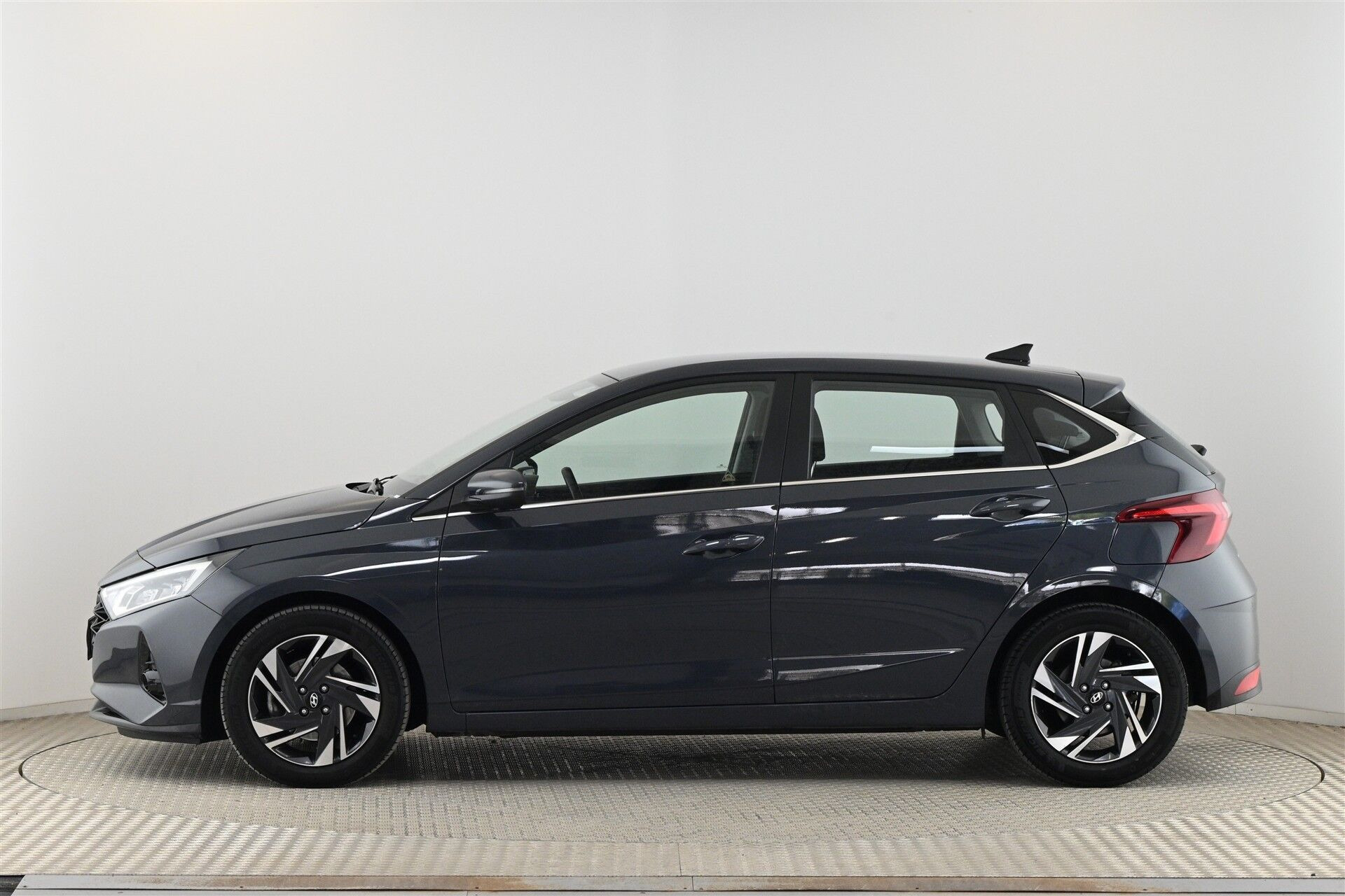 Grå Hyundai i20 fra 2023