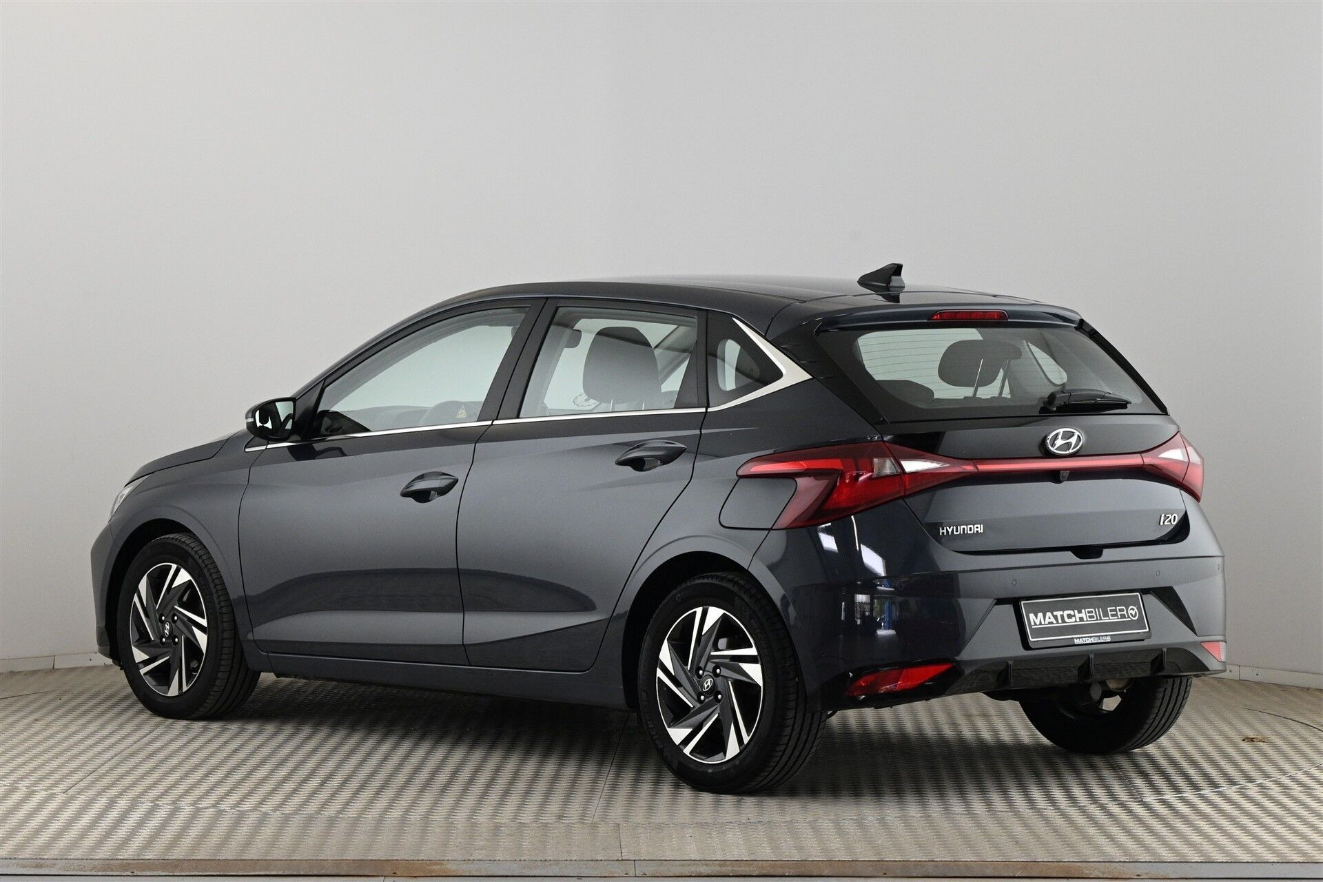 Grå Hyundai i20 fra 2023