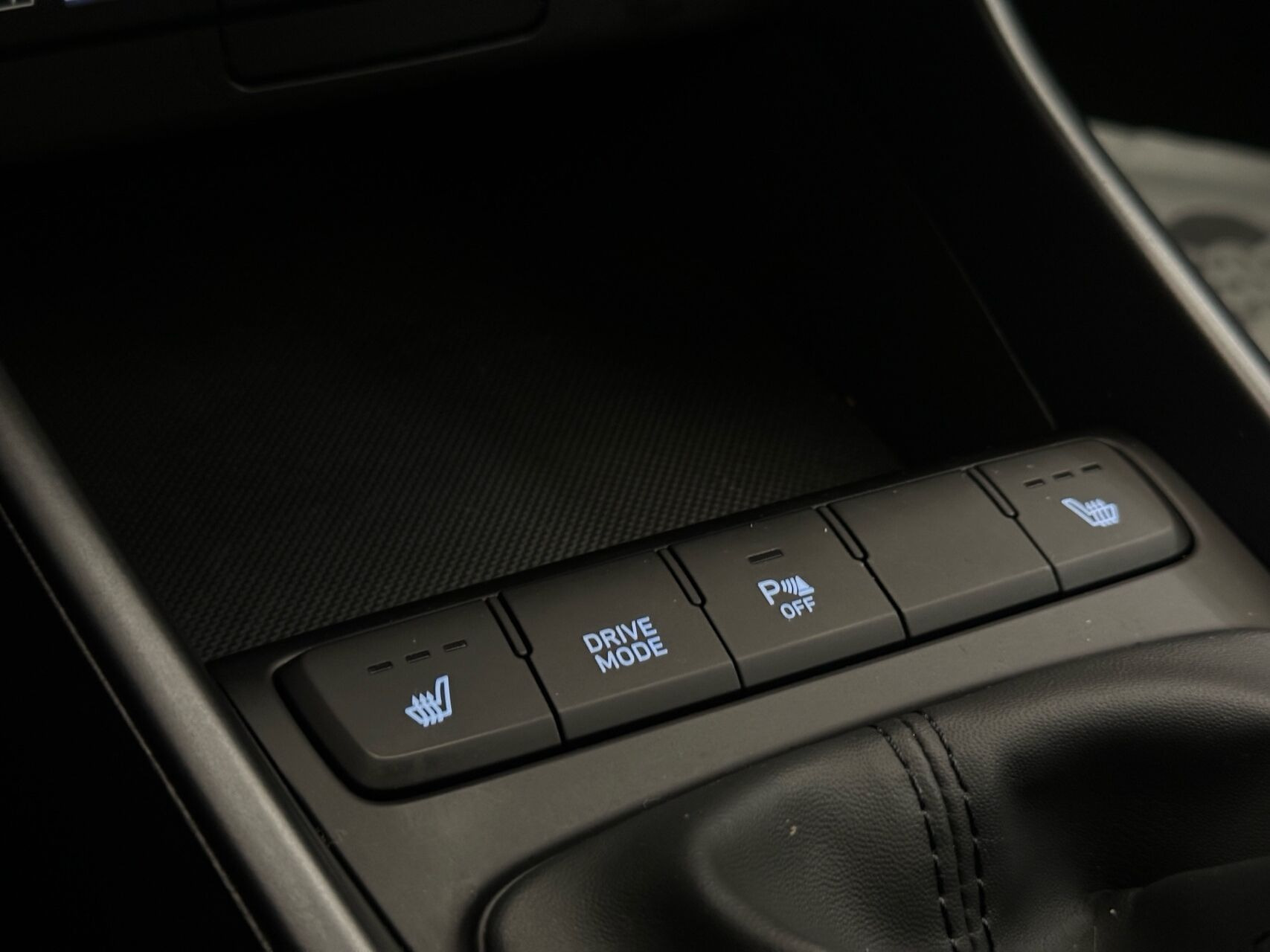 Grå Hyundai i20 fra 2023