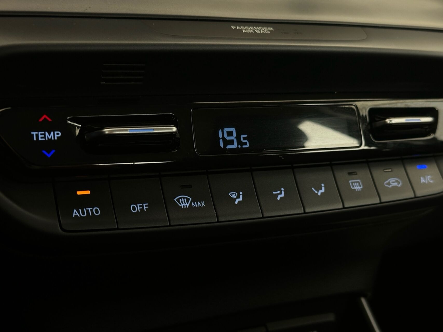 Grå Hyundai i20 fra 2023