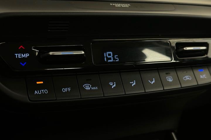 Grå Hyundai i20 fra 2023