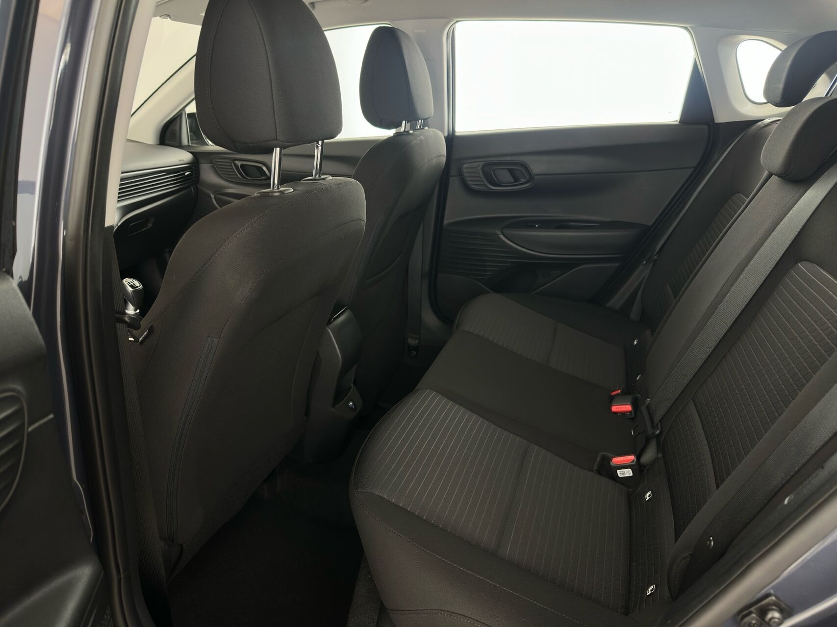 Grå Hyundai i20 fra 2023