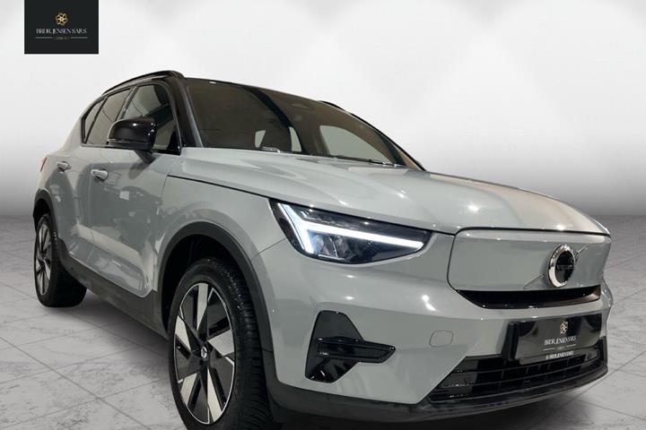 Grå Volvo XC40 fra 2023 set udefra