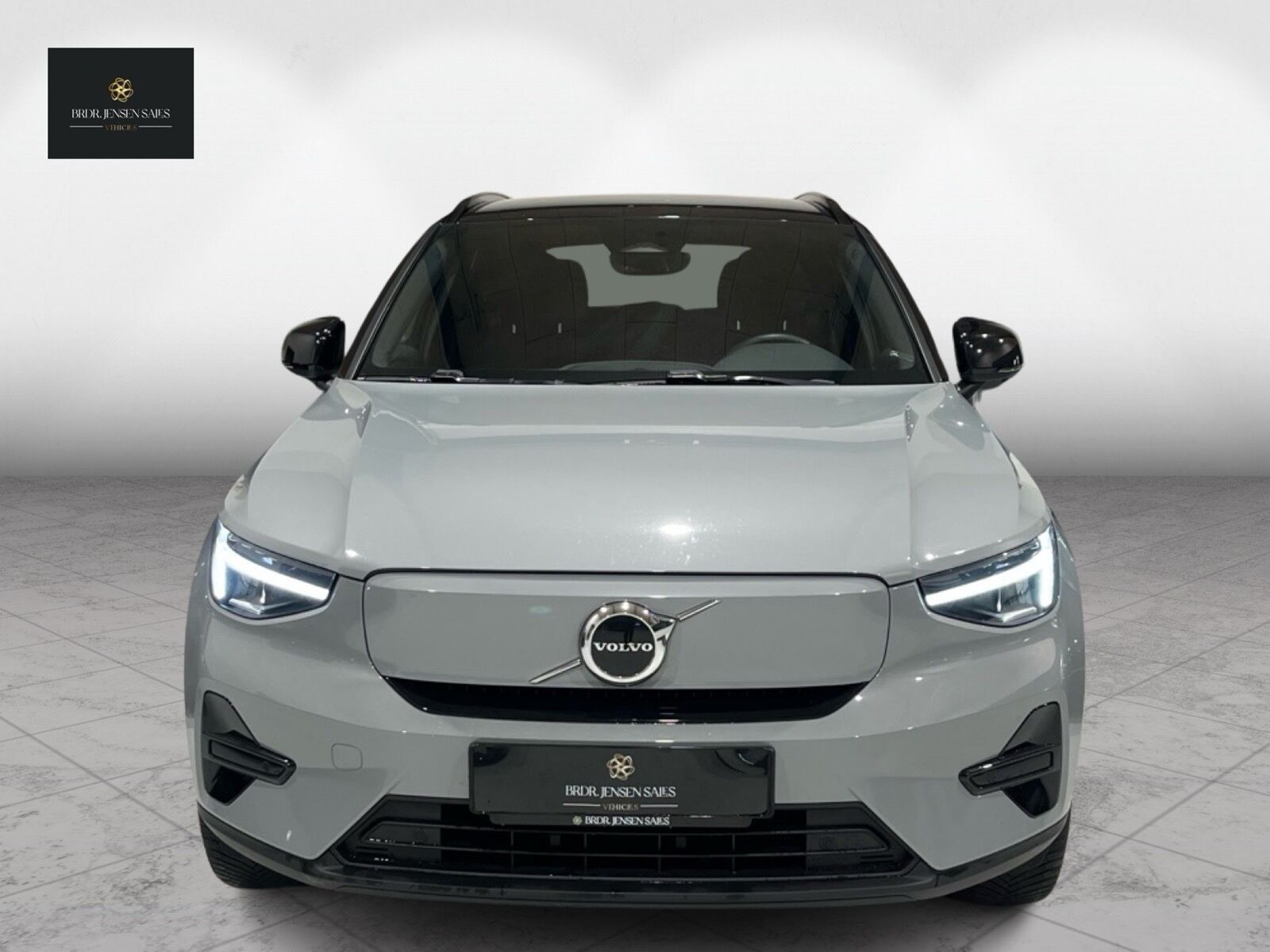 Grå Volvo XC40 fra 2023