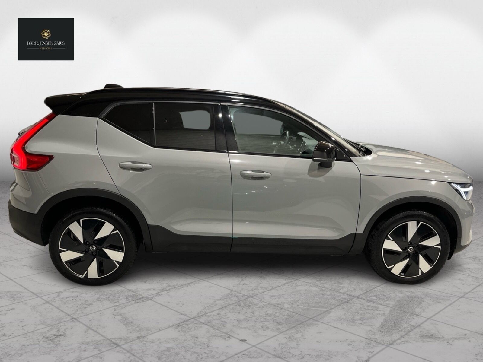 Grå Volvo XC40 fra 2023