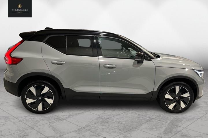 Grå Volvo XC40 fra 2023