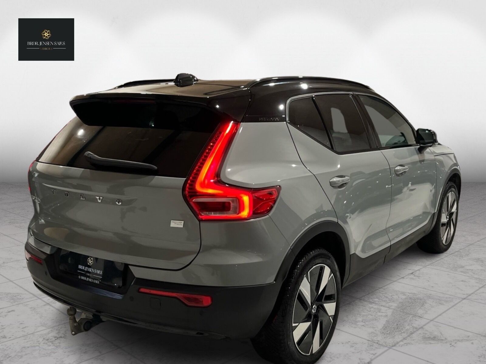 Grå Volvo XC40 fra 2023