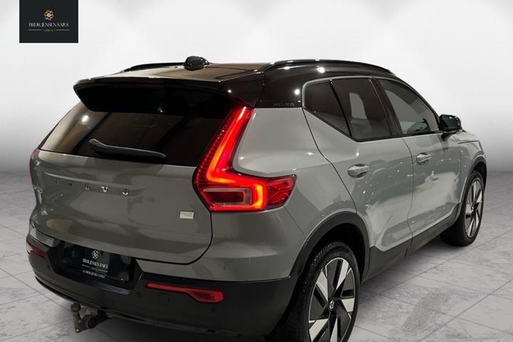 Grå Volvo XC40 fra 2023