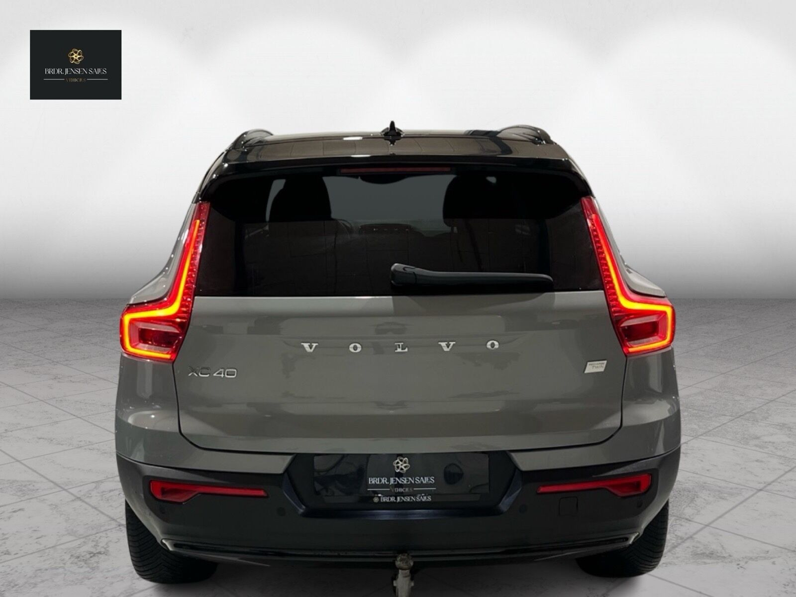 Grå Volvo XC40 fra 2023