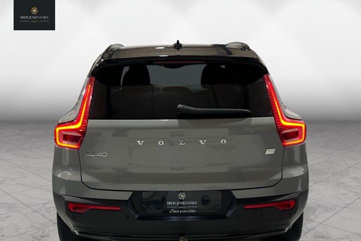 Grå Volvo XC40 fra 2023