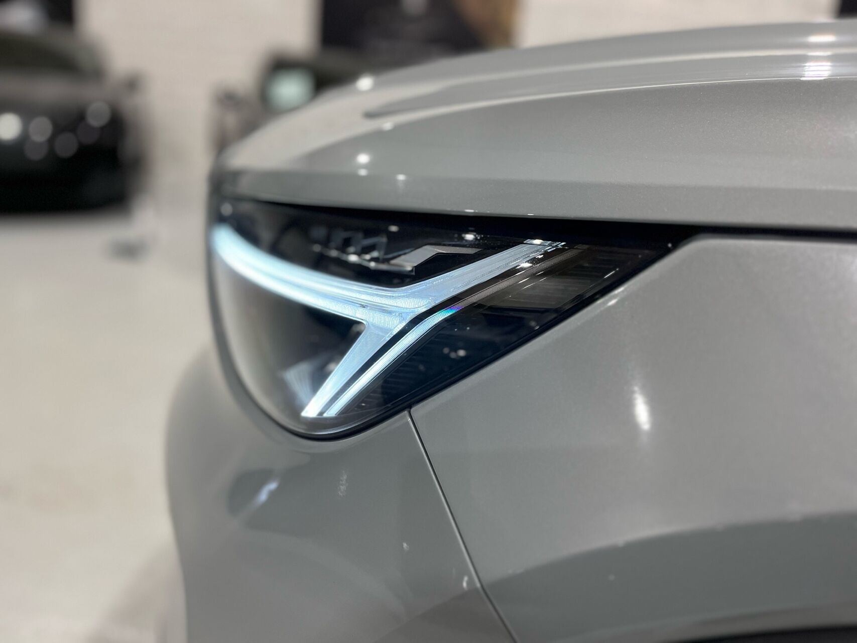 Grå Volvo XC40 fra 2023