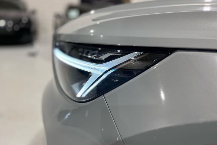 Grå Volvo XC40 fra 2023