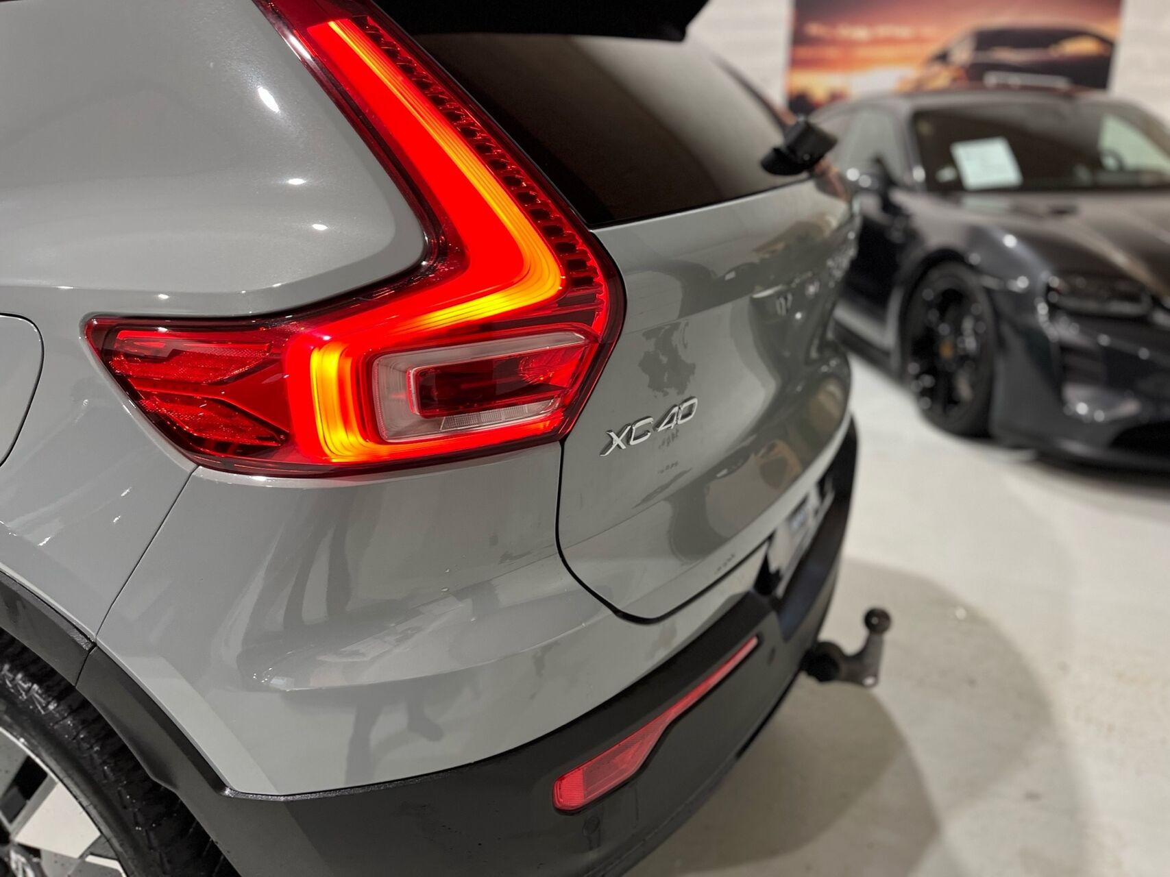 Grå Volvo XC40 fra 2023
