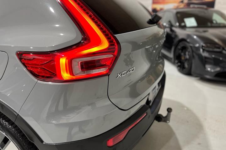 Grå Volvo XC40 fra 2023