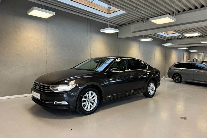Grå VW Passat fra 2019