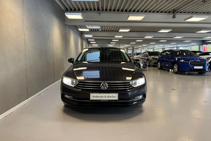 Grå VW Passat fra 2019