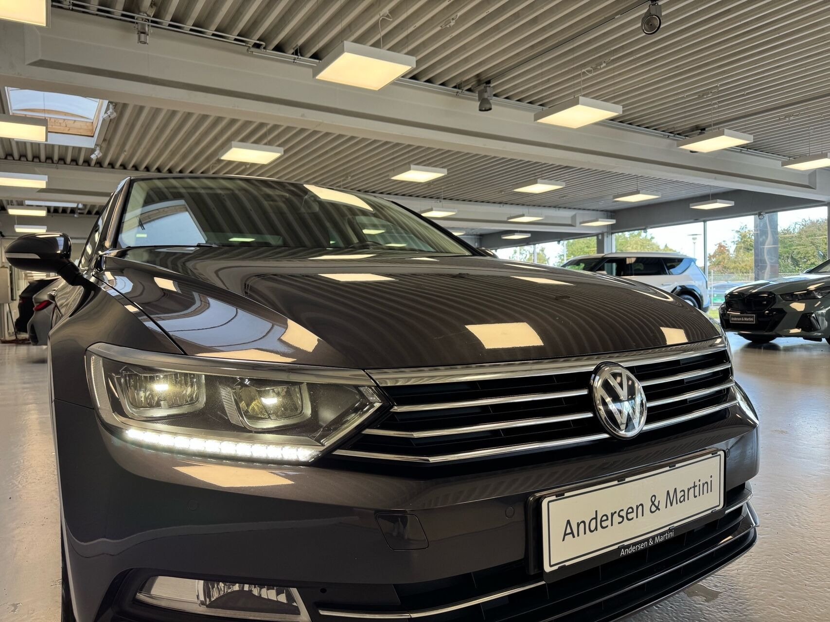 Grå VW Passat fra 2019