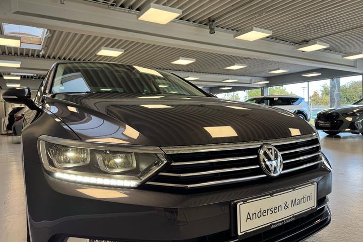 Grå VW Passat fra 2019
