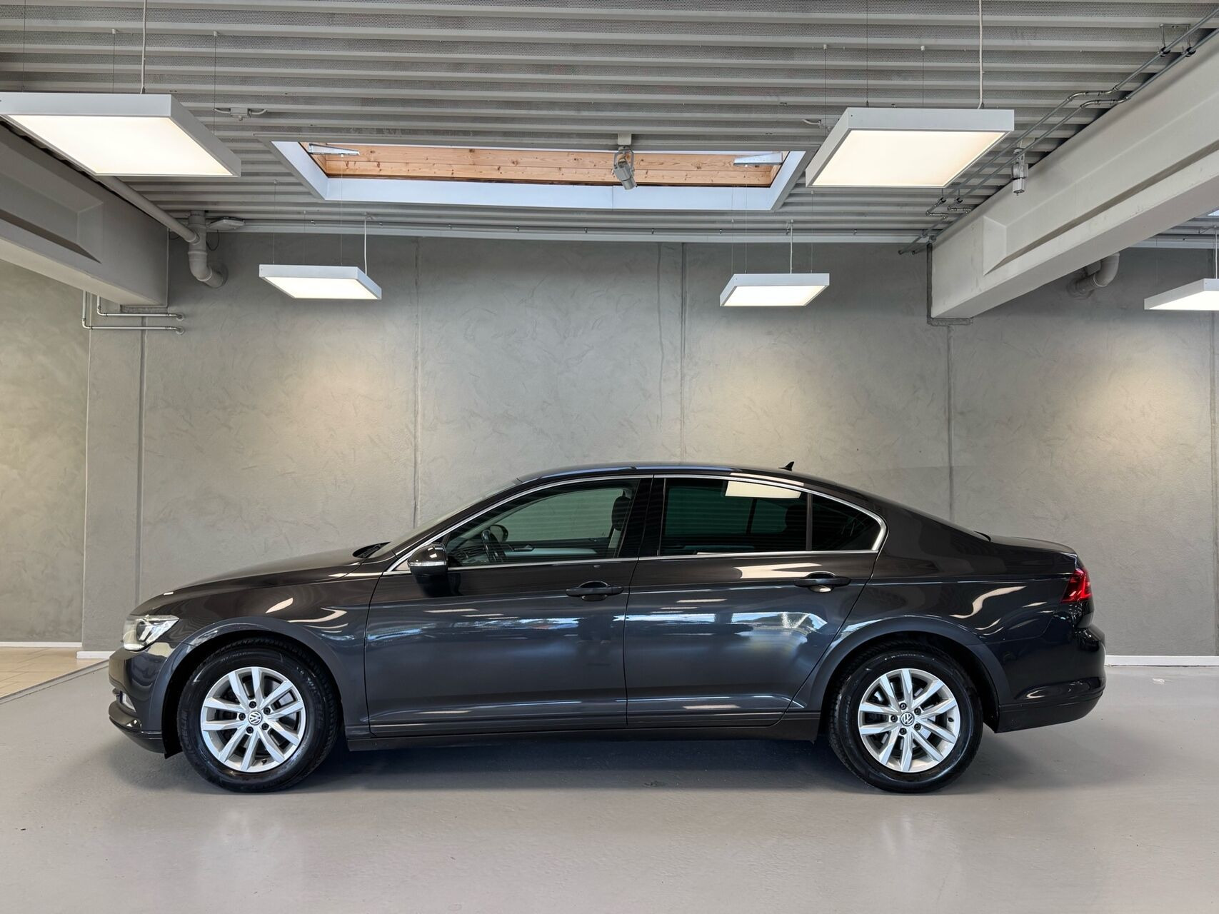 Grå VW Passat fra 2019