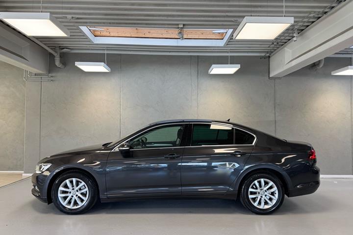 Grå VW Passat fra 2019