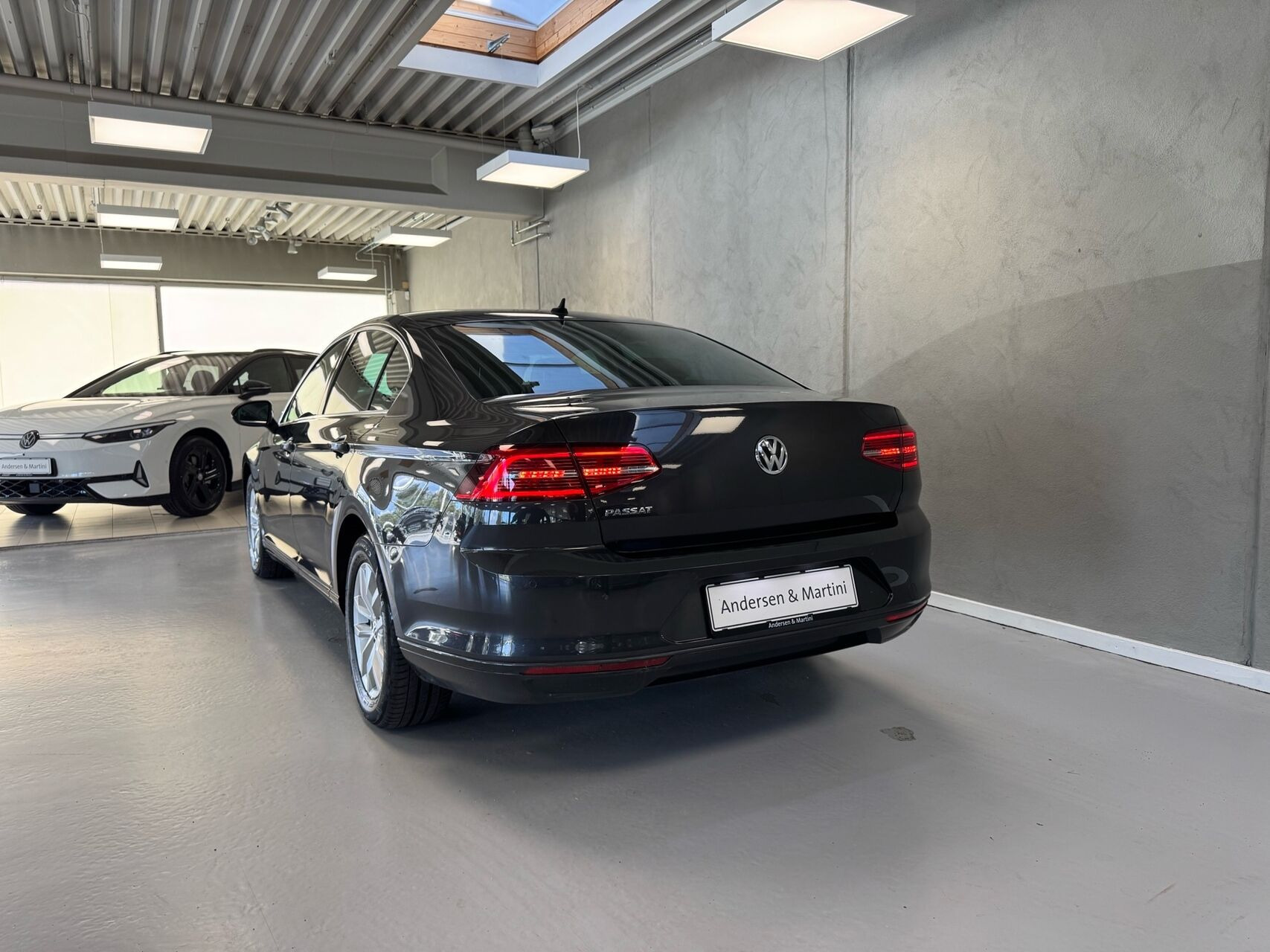 Grå VW Passat fra 2019