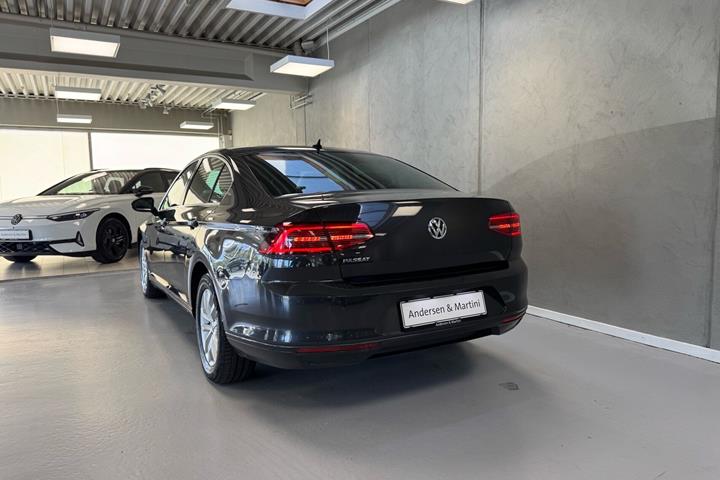 Grå VW Passat fra 2019