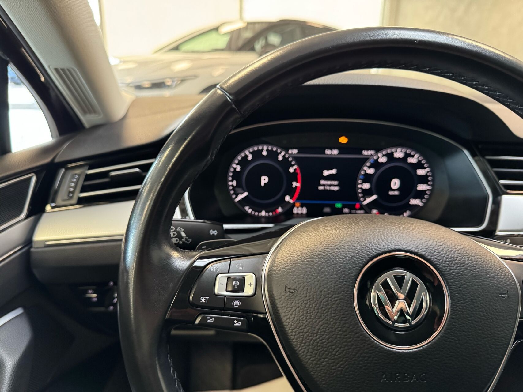 Grå VW Passat fra 2019