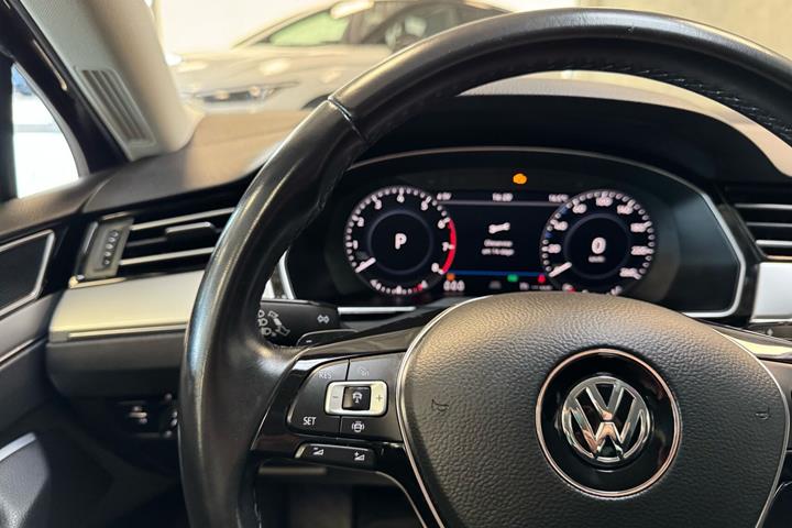 Grå VW Passat fra 2019