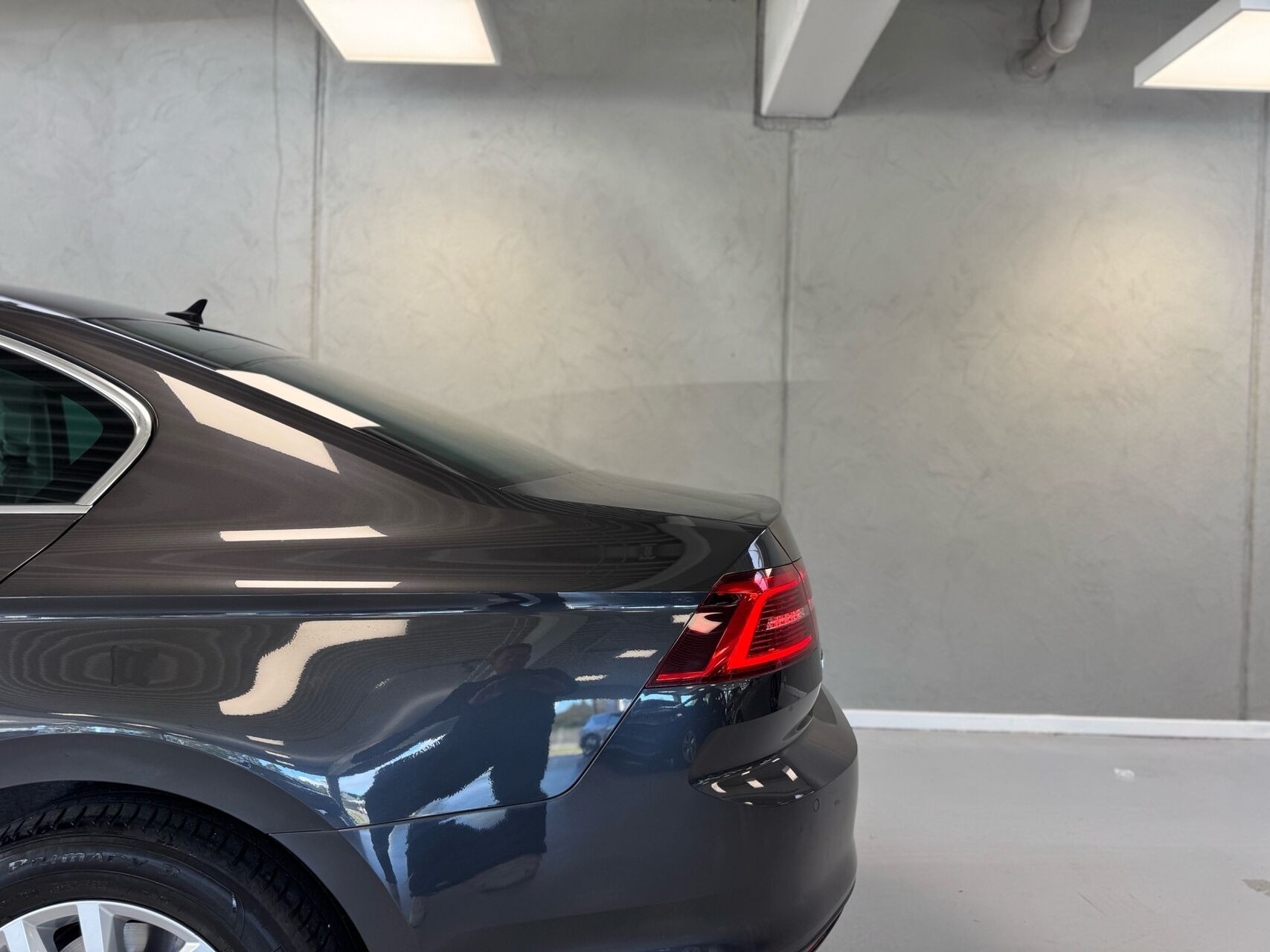Grå VW Passat fra 2019