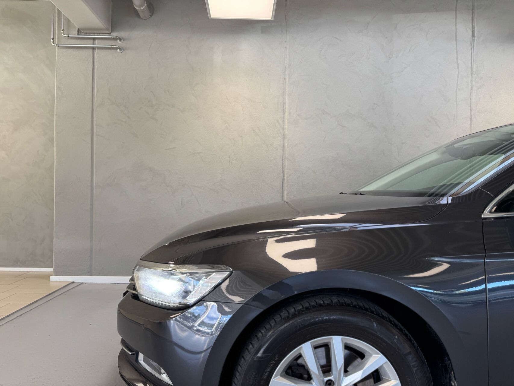 Grå VW Passat fra 2019