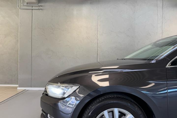 Grå VW Passat fra 2019