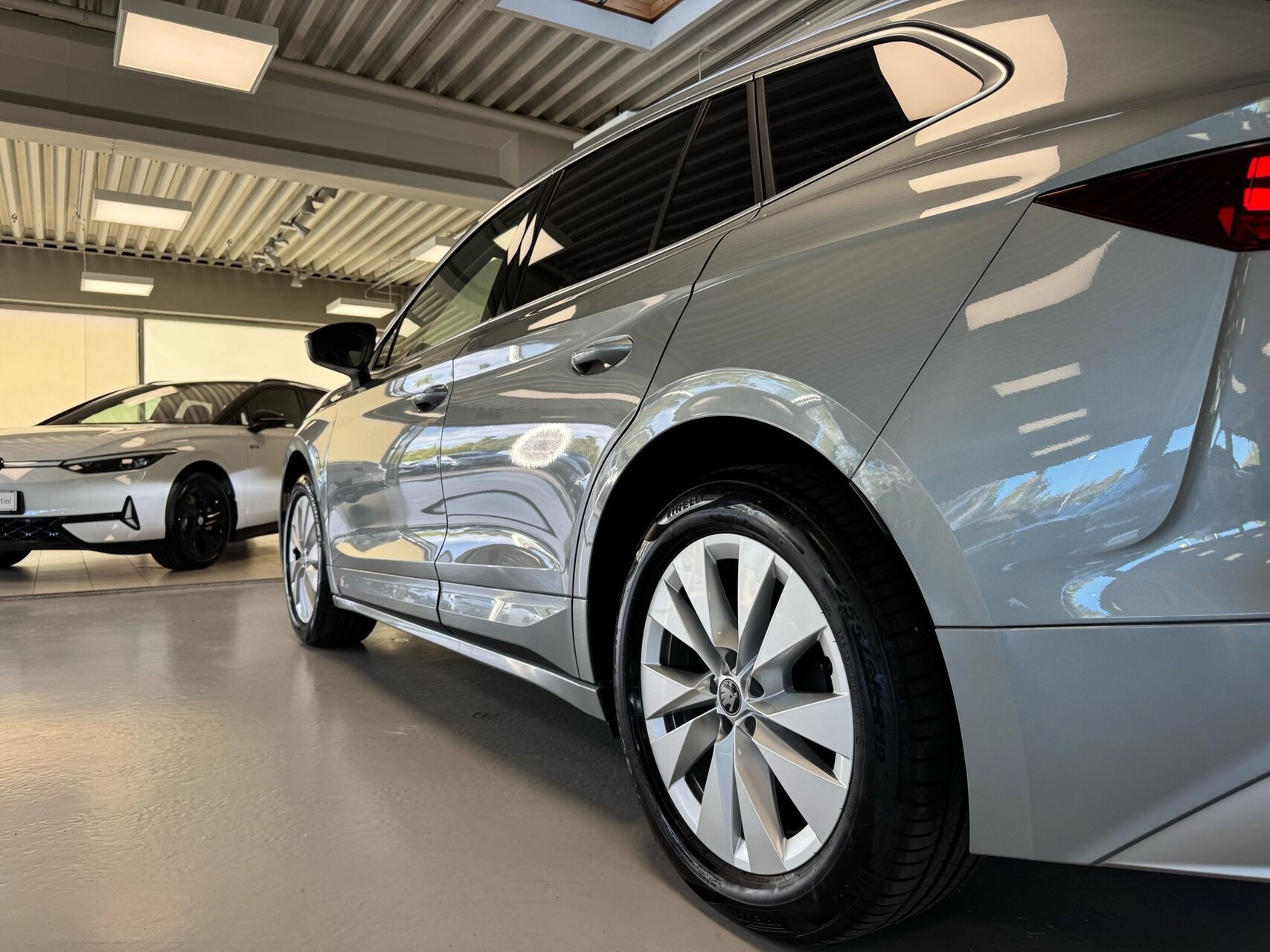 Grå Skoda Enyaq fra 2026