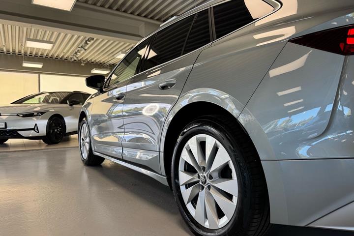 Grå Skoda Enyaq fra 2026