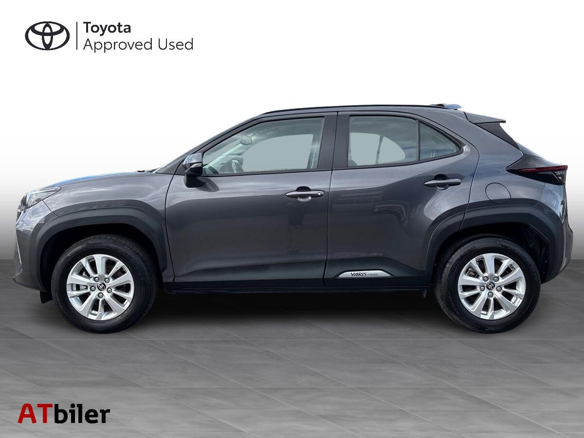 Grå Toyota Yaris Cross fra 2023