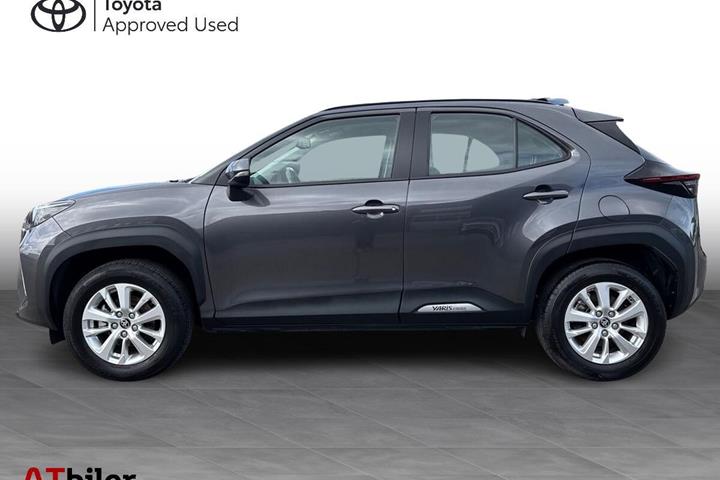 Grå Toyota Yaris Cross fra 2023