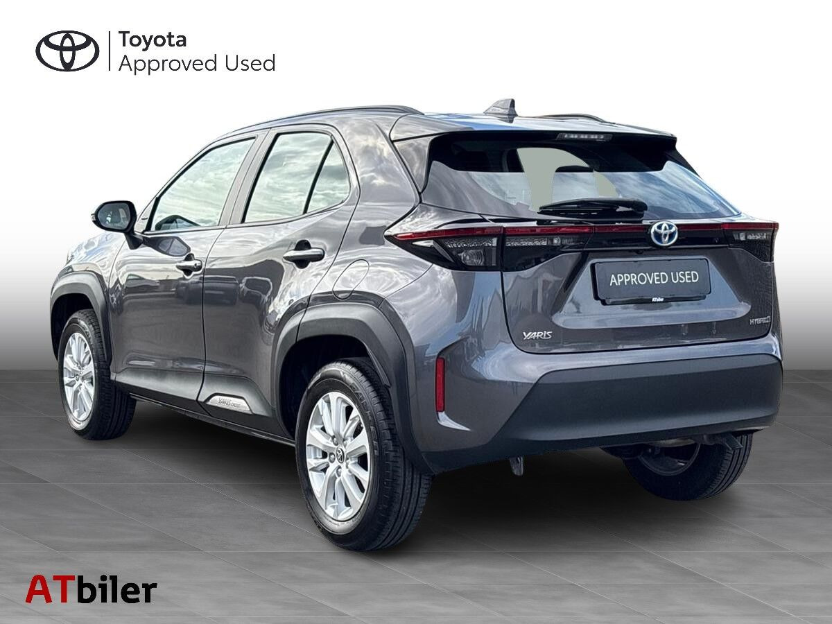 Grå Toyota Yaris Cross fra 2023