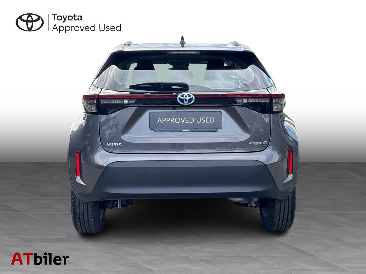 Grå Toyota Yaris Cross fra 2023