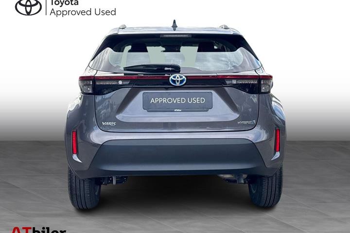 Grå Toyota Yaris Cross fra 2023