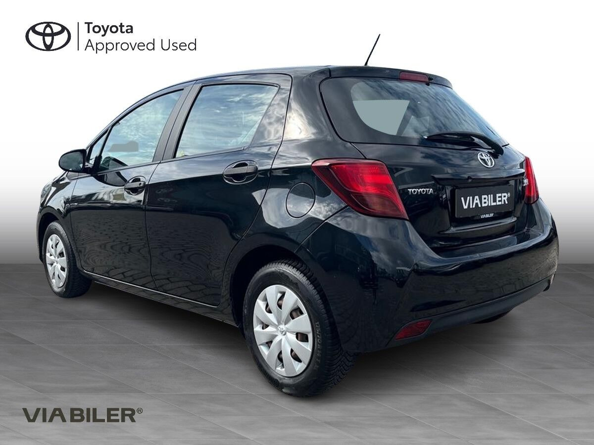 Sort Toyota Yaris fra 2014