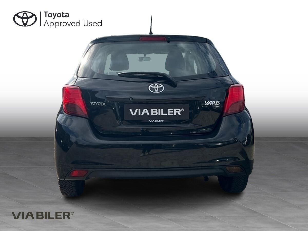 Sort Toyota Yaris fra 2014